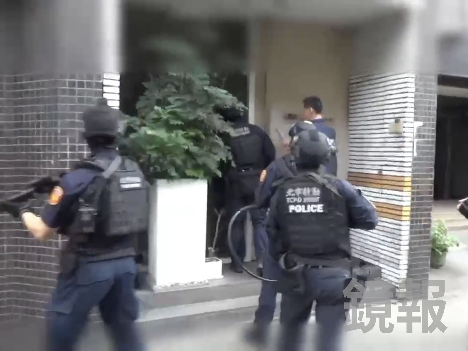 拖吊變敲詐？北市警攻堅「拖吊蟑螂」畫面曝　祖師爺「小崔」潛逃海外