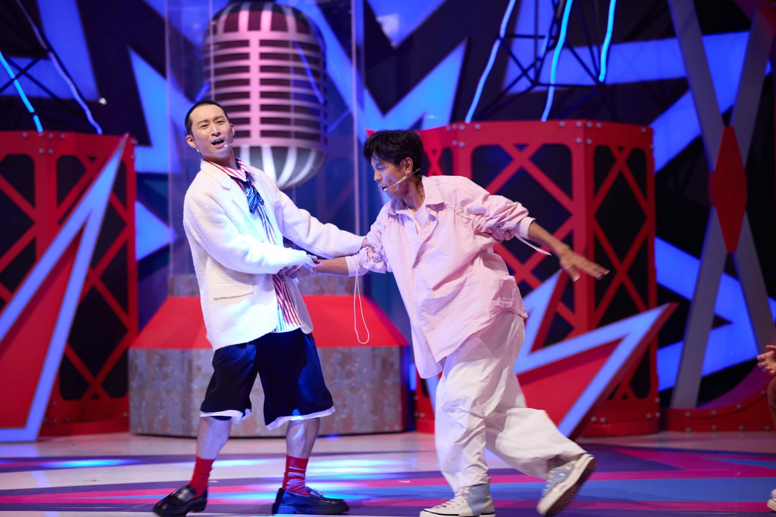 浩子、阿翔「台上互賞巴掌」Sandy看傻　呂文婉搭機「怒瞪小孩被認出」超尷尬