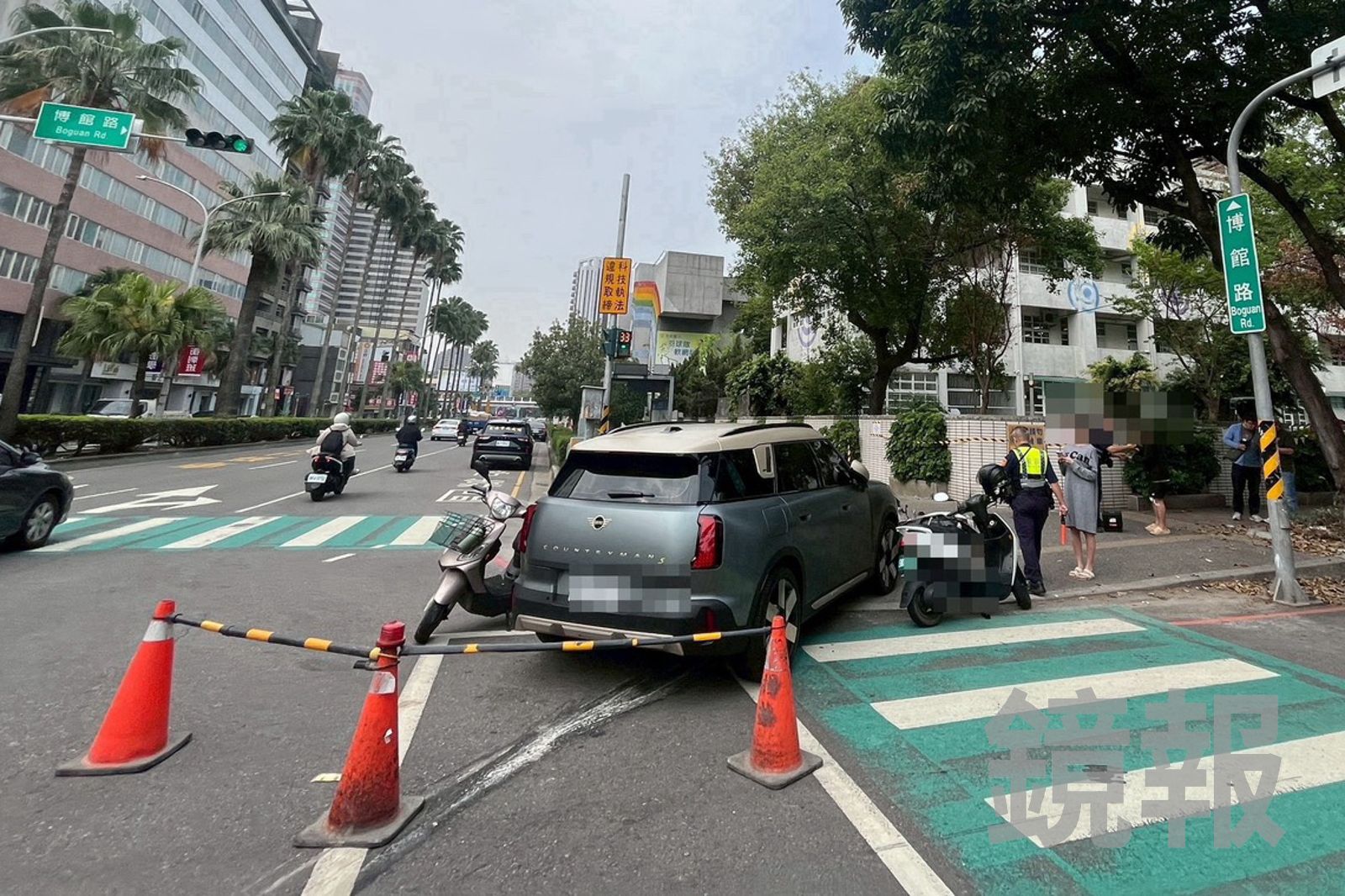 連環車禍造成5車受損，3人輕傷送醫。民眾提供