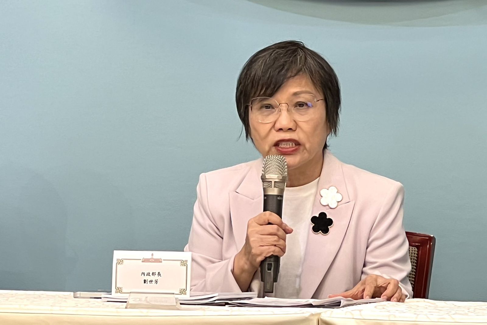 抓紅錢抓到自己人？作家諷「藍白就通敵、綠營卻合法」開酸：寬己嚴人