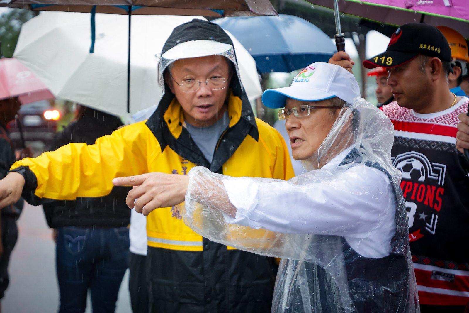 宜蘭縣代理縣長林茂盛(圖右)呼籲民眾勿輕信網路流傳圖卡,一切以縣府公布為主。圖/翻攝自宜蘭縣政府臉書