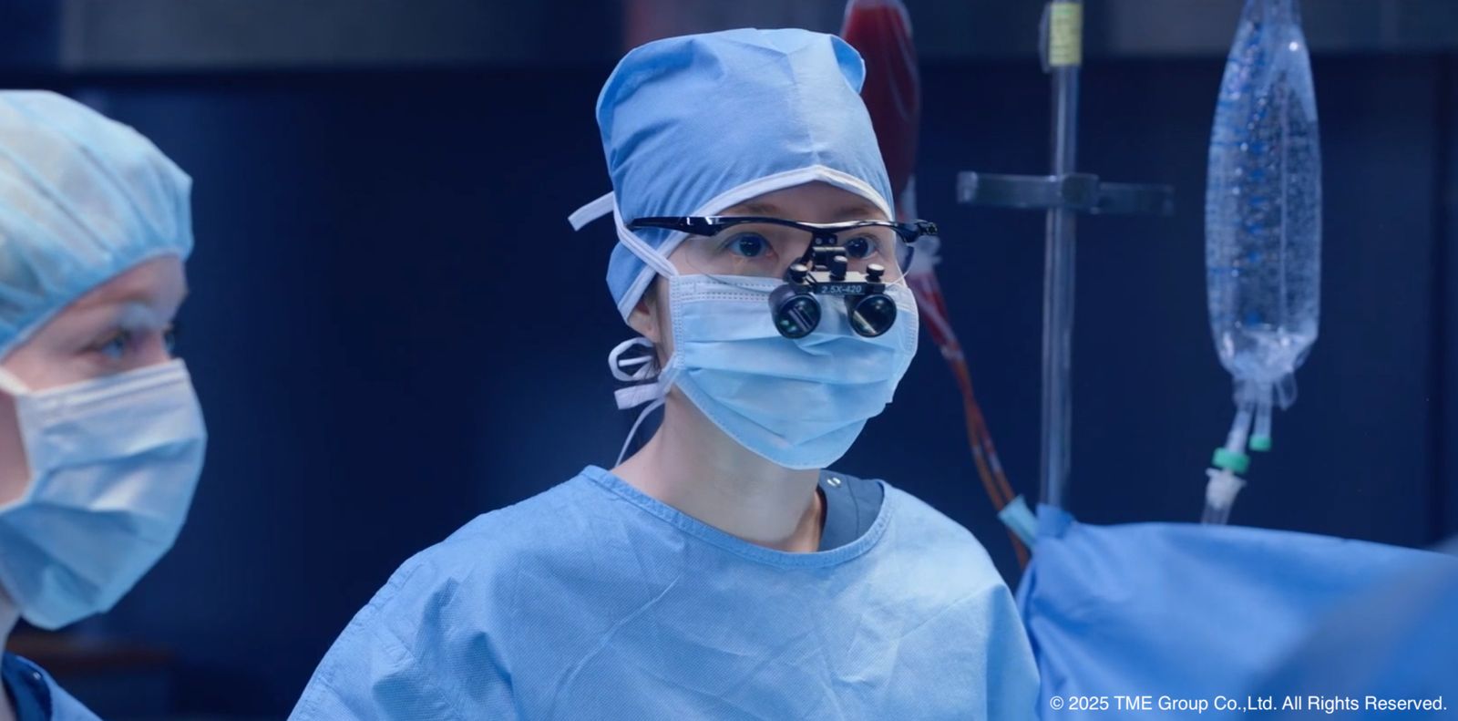 朴敏英假扮成外科醫生，上手術台險些破功。翻攝自Hami Video