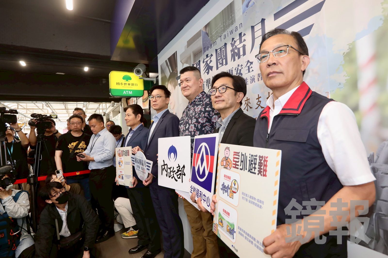 內政部警政署於今（10日）上午10時，與全聯福利中心在台北市、台中市、台南市，同步舉行防空疏散避難模擬演練。（圖／林煒凱攝）