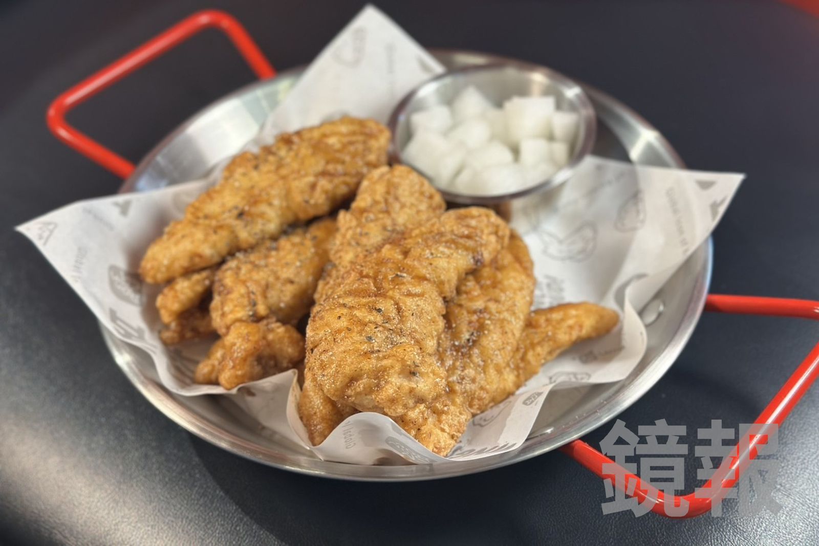 全新炸雞口味「蜂蜜黑胡椒」，入口香甜，還有淡淡黑胡椒辛香。