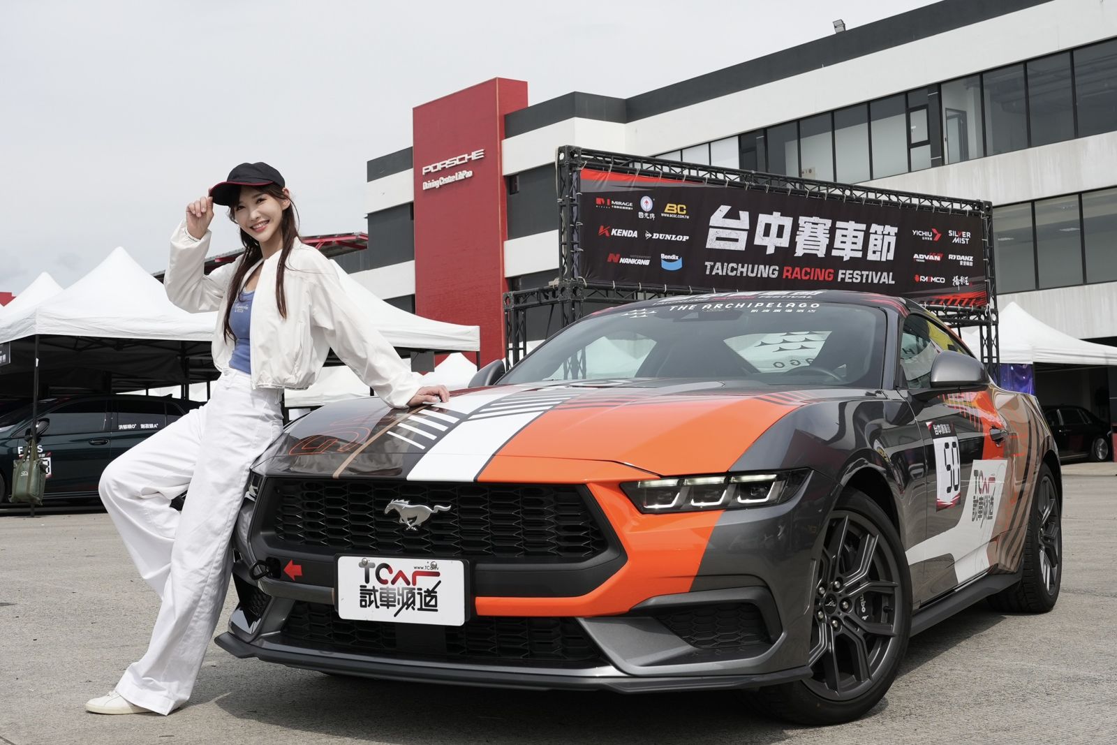 徐千京開心踏出舒適圈挑戰賽車,親身體驗後更佩服專業賽車手的訓練與毅力。圖/民視