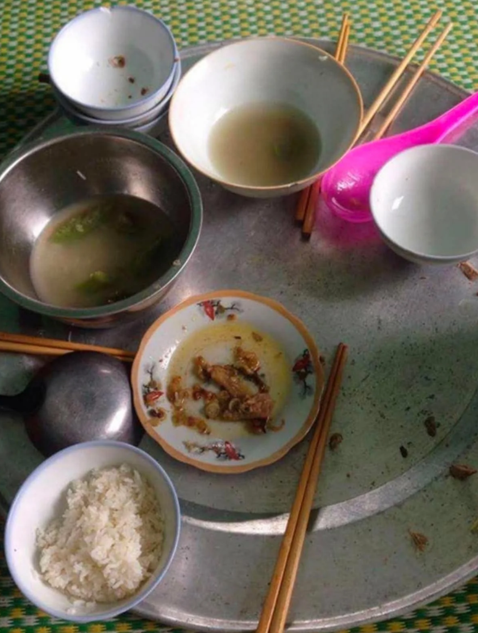 女子拍下丈夫留下的飯菜相當心寒。圖／翻攝畫面