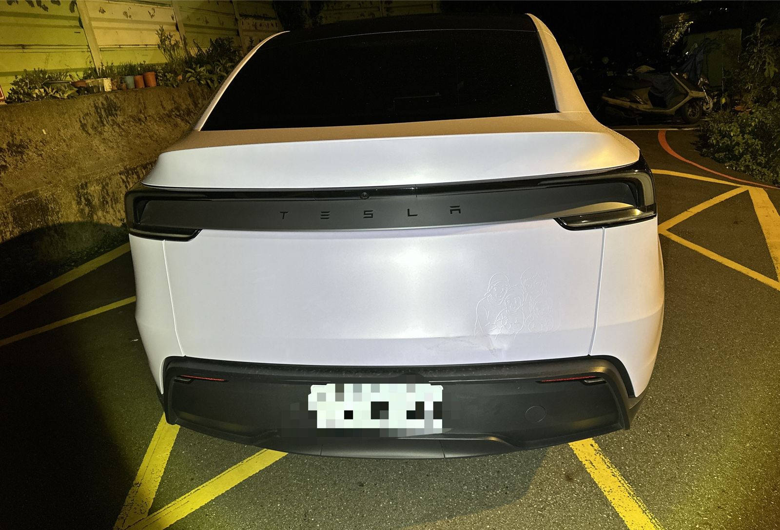 特斯拉無辜遭撞造成車尾微微凹陷。圖/翻攝畫面