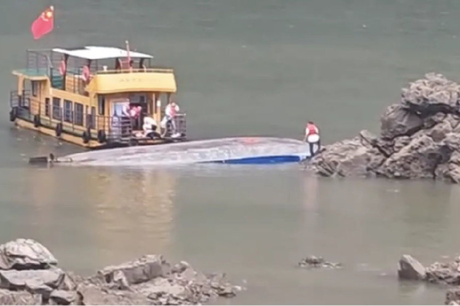 狂風暴雨＋冰雹！中國貴州2遊覽船翻船　逾80人落水釀9死1失蹤