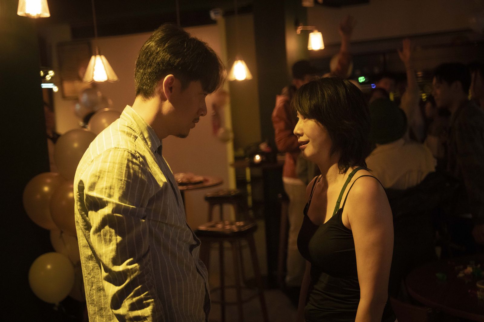 《拜六禮拜》劉書宏（左）與丁寧（右）在劇中逐漸互生情愫。華視、公視台語台提供