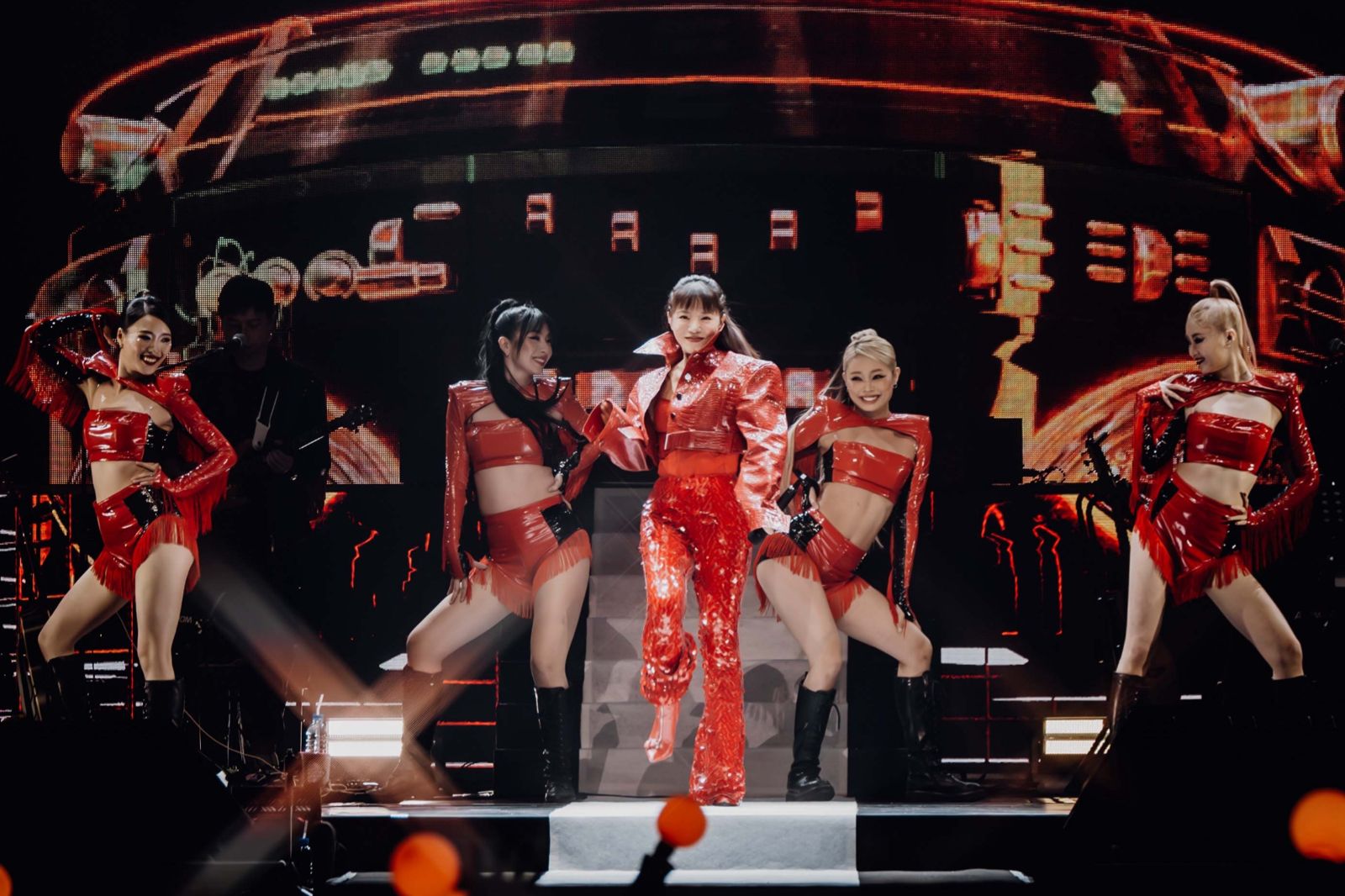 丁噹相隔2年重返大馬　娘惹裝性感亮相驚豔眾人