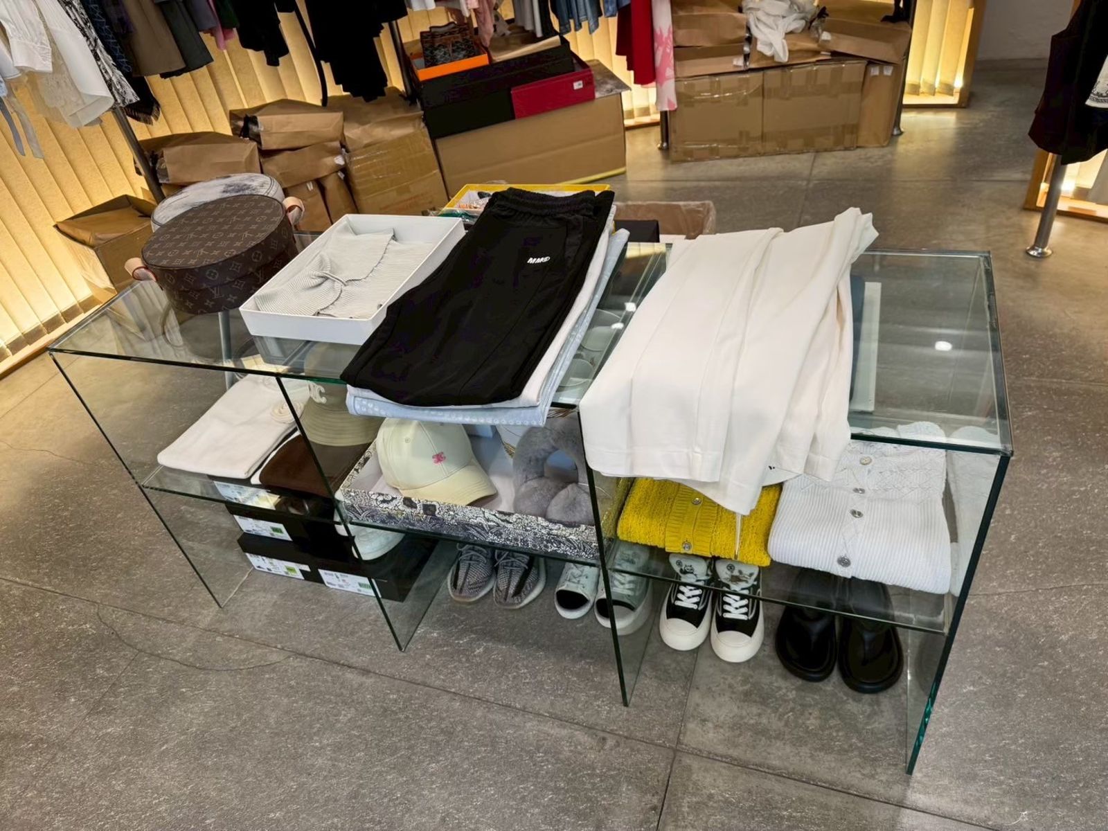 2名女老闆親赴中國大陸進貨。翻攝畫面