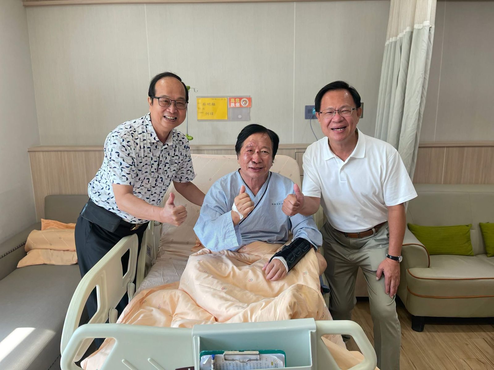 藍嘉義市黨部主委幫站台突昏倒!張啓楷赴醫院探視曝病況