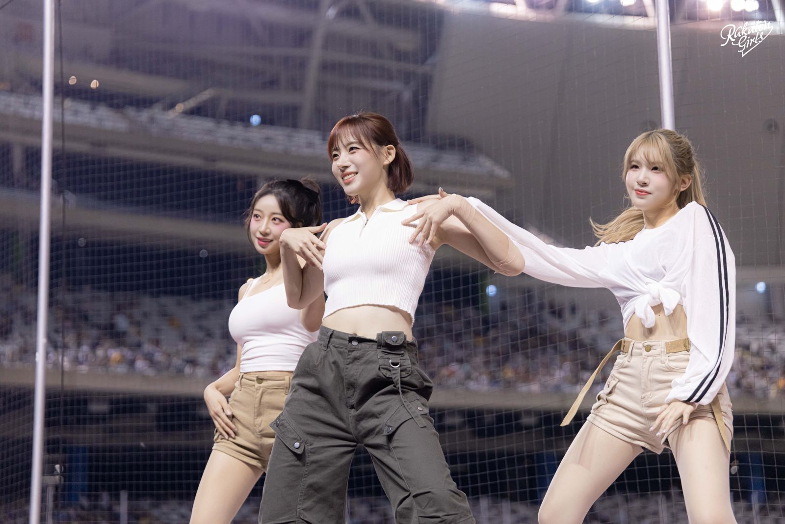 禹洙漢（左起）、河智媛、廉世彬上場應援。樂天桃猿提供