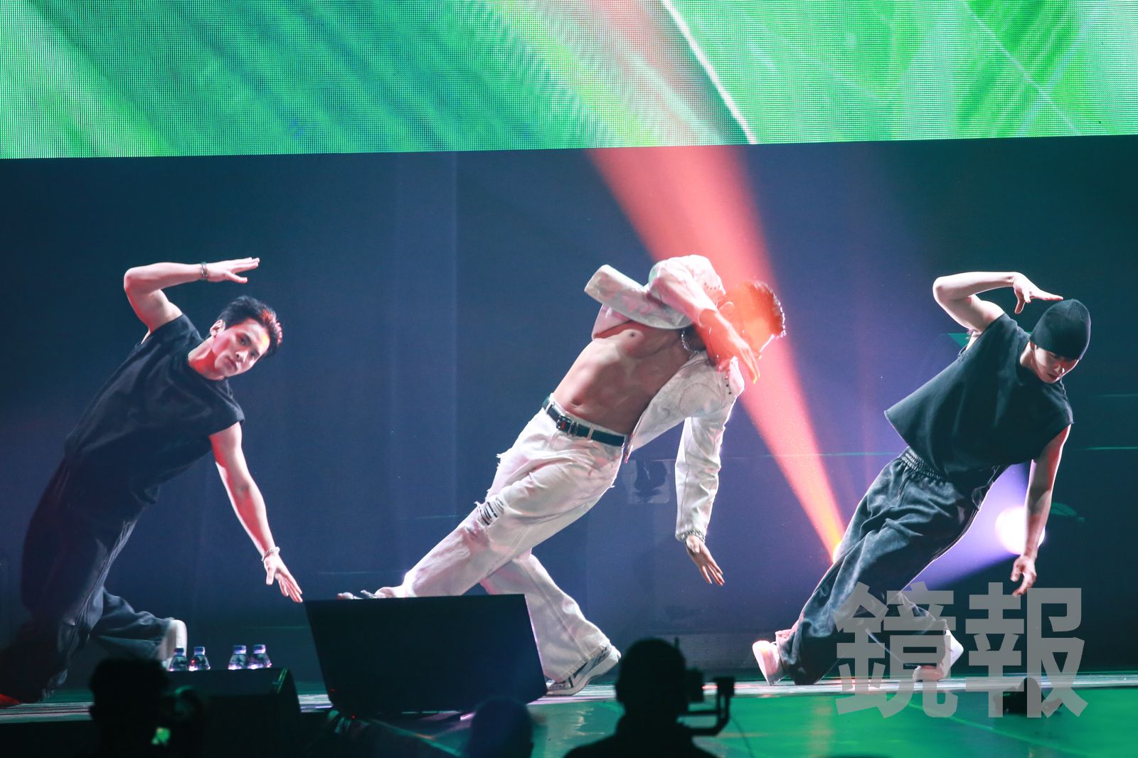 Rain一開場就尬舞。李鍾泉攝