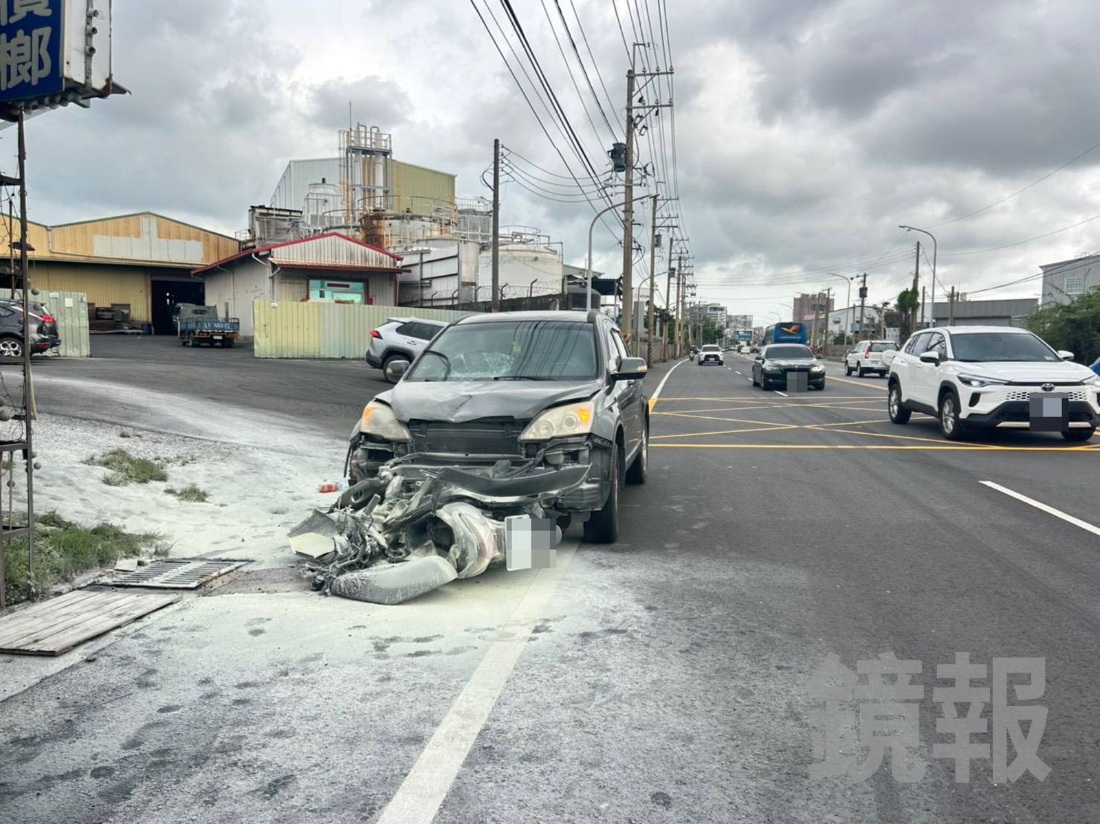 喪屍陳男駕車闖紅燈撞飛老翁,機車卡輪下竟續踩油門狂飆肇逃導致車頭噴火。讀者提供