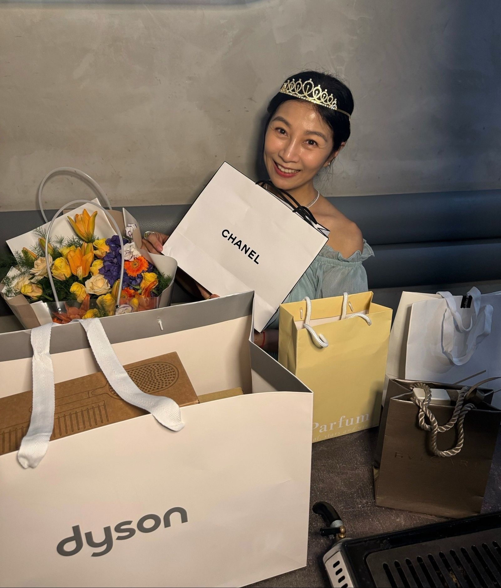 方文琳提前慶祝60大壽收到許多禮物。翻攝方文琳臉書