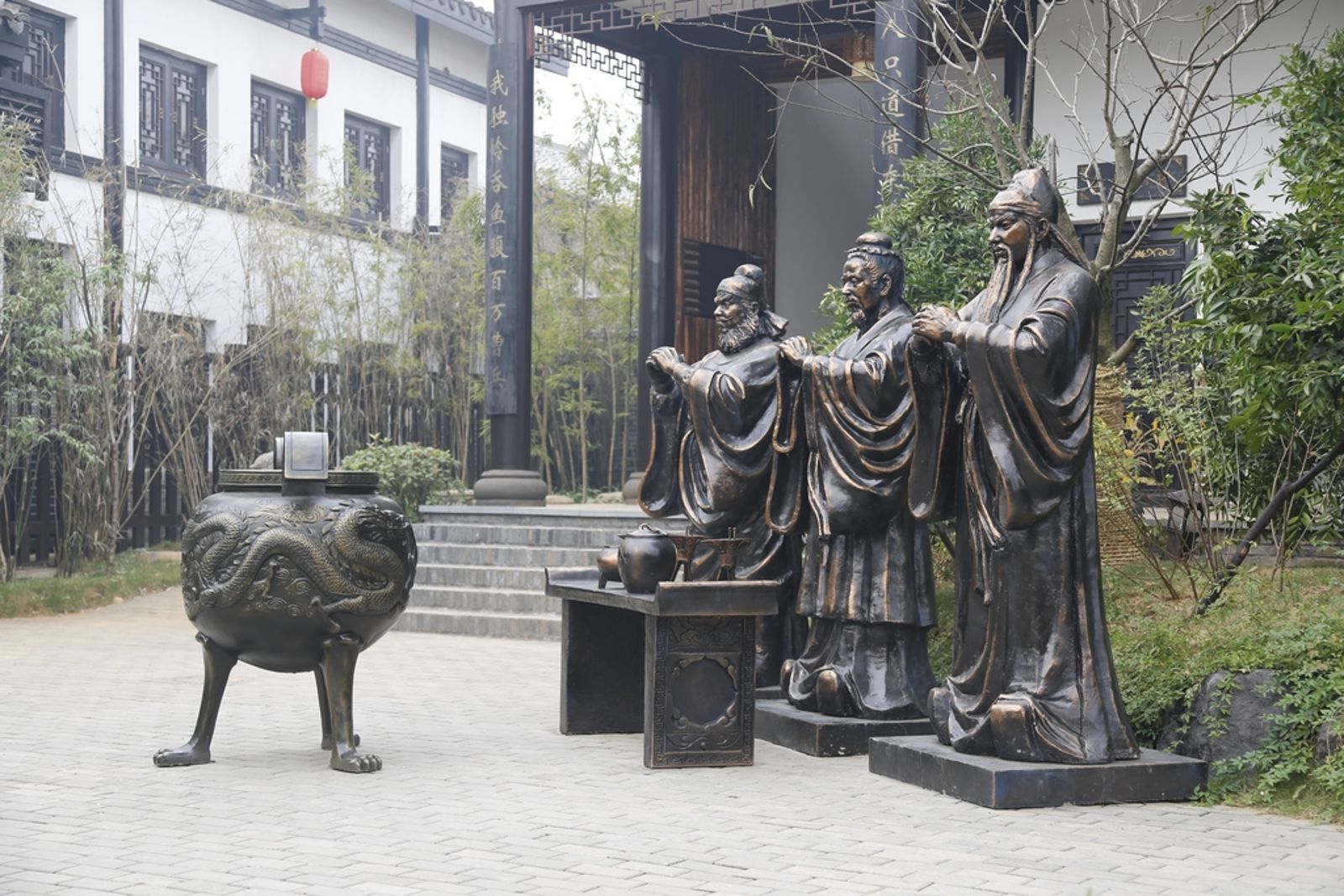 中國湖南長沙甯鄉關山古鎮，三尊雕像演繹劉備、關羽、張飛三兄弟桃園結義的場景。圖／東方IC