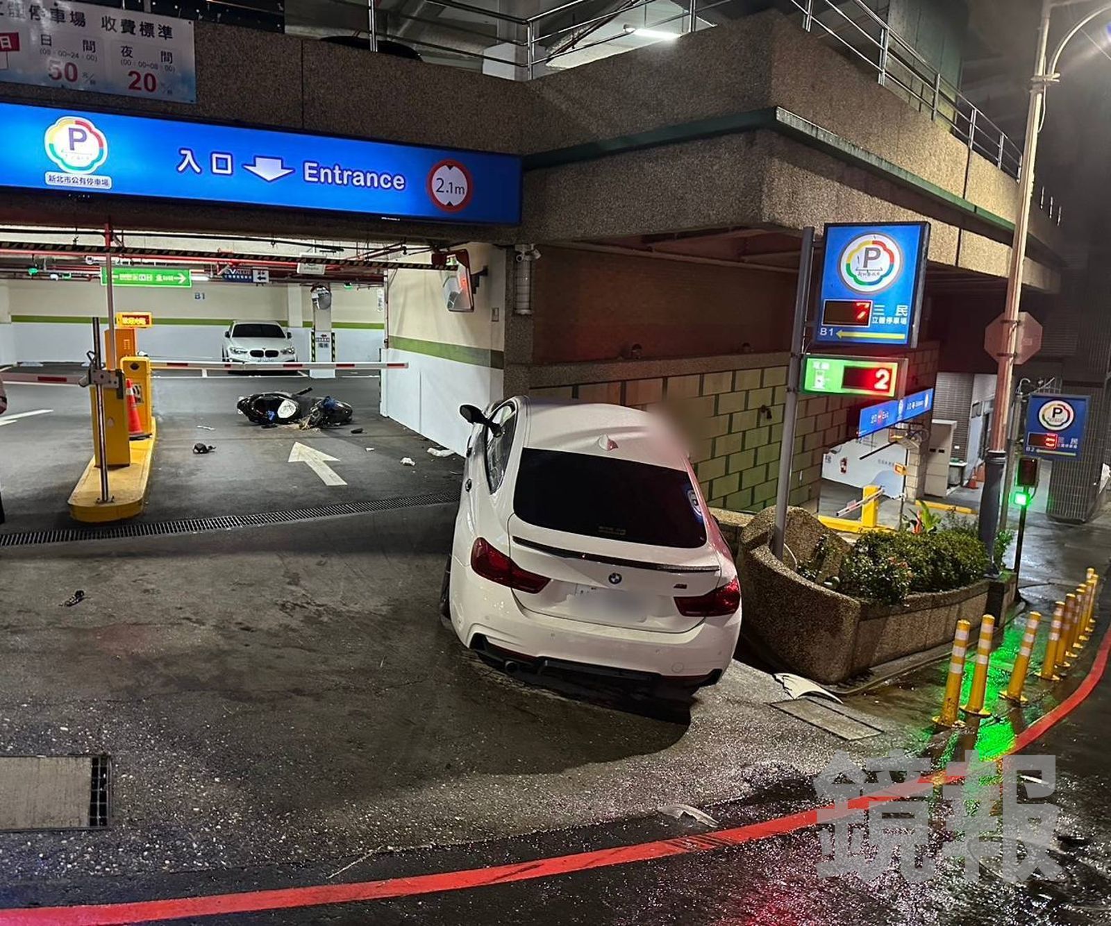 鬼門關前走一遭！停等紅燈遇橫禍　2車對撞老婦受累噴飛撞進停車場