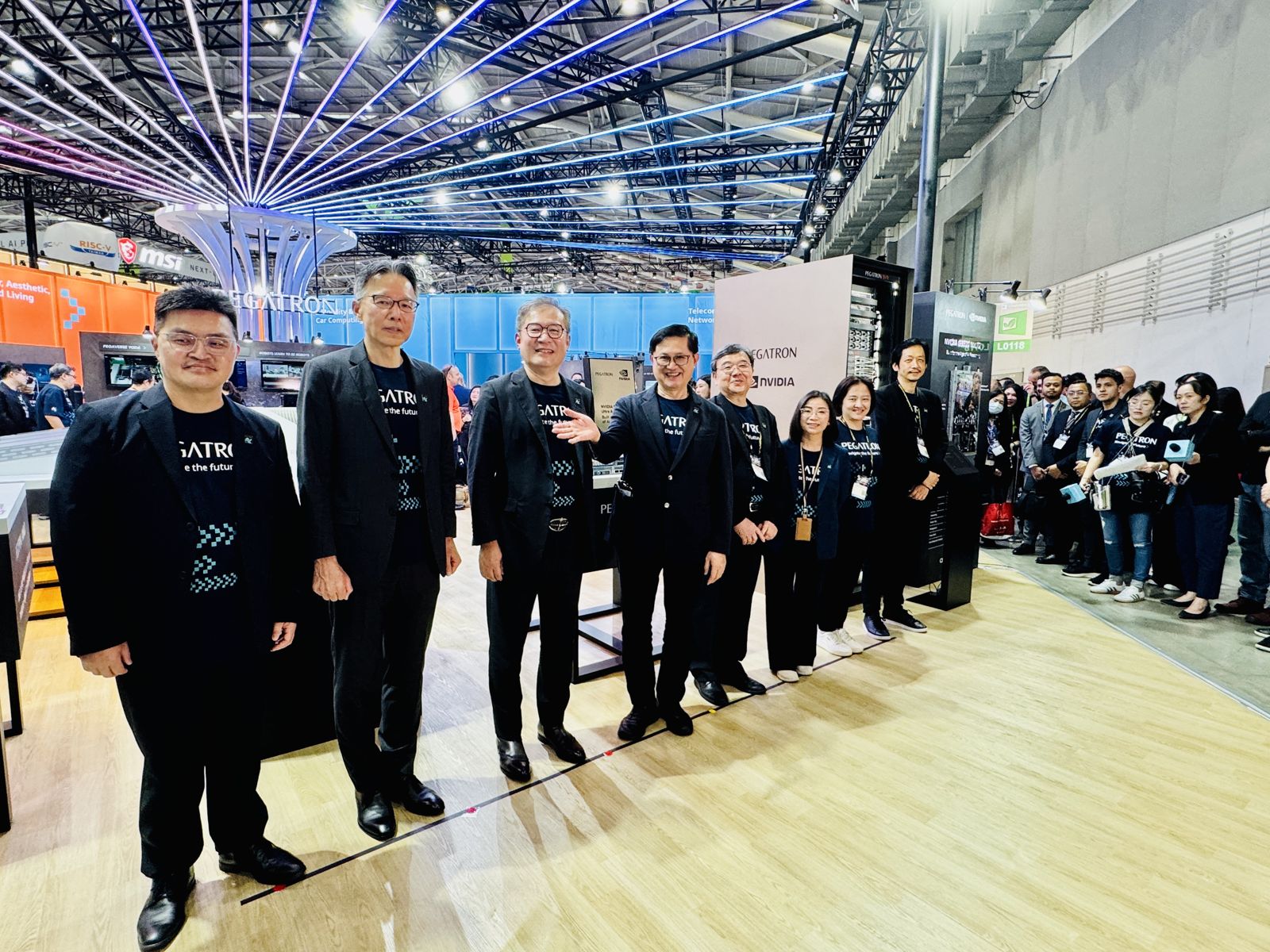 和碩董事長童子賢率領經營團隊舉行攤位開幕儀式。