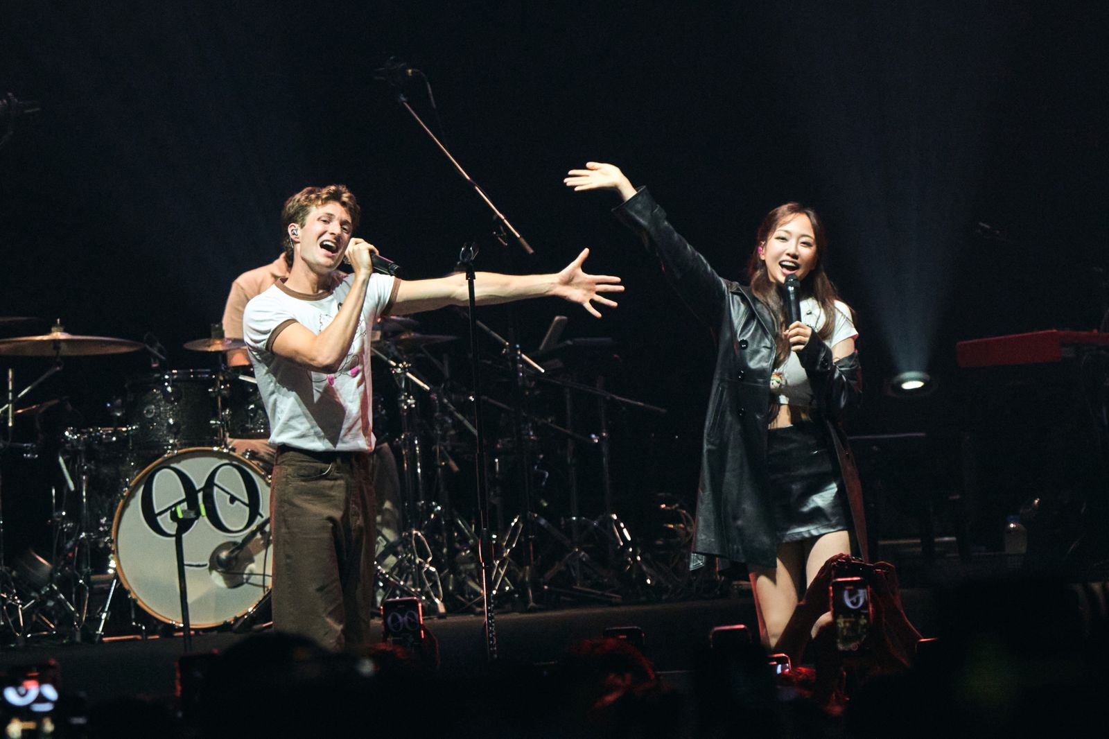 ANGIE安吉合作英國鮮肉歌手 台上緊擁全場暴動