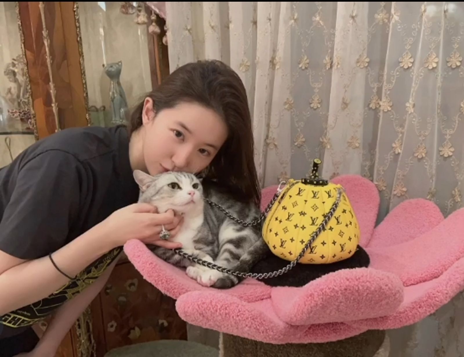 斷開宋承憲8年!劉亦菲「身邊全是她媽」 最強狗仔跟拍到崩潰:認輸了