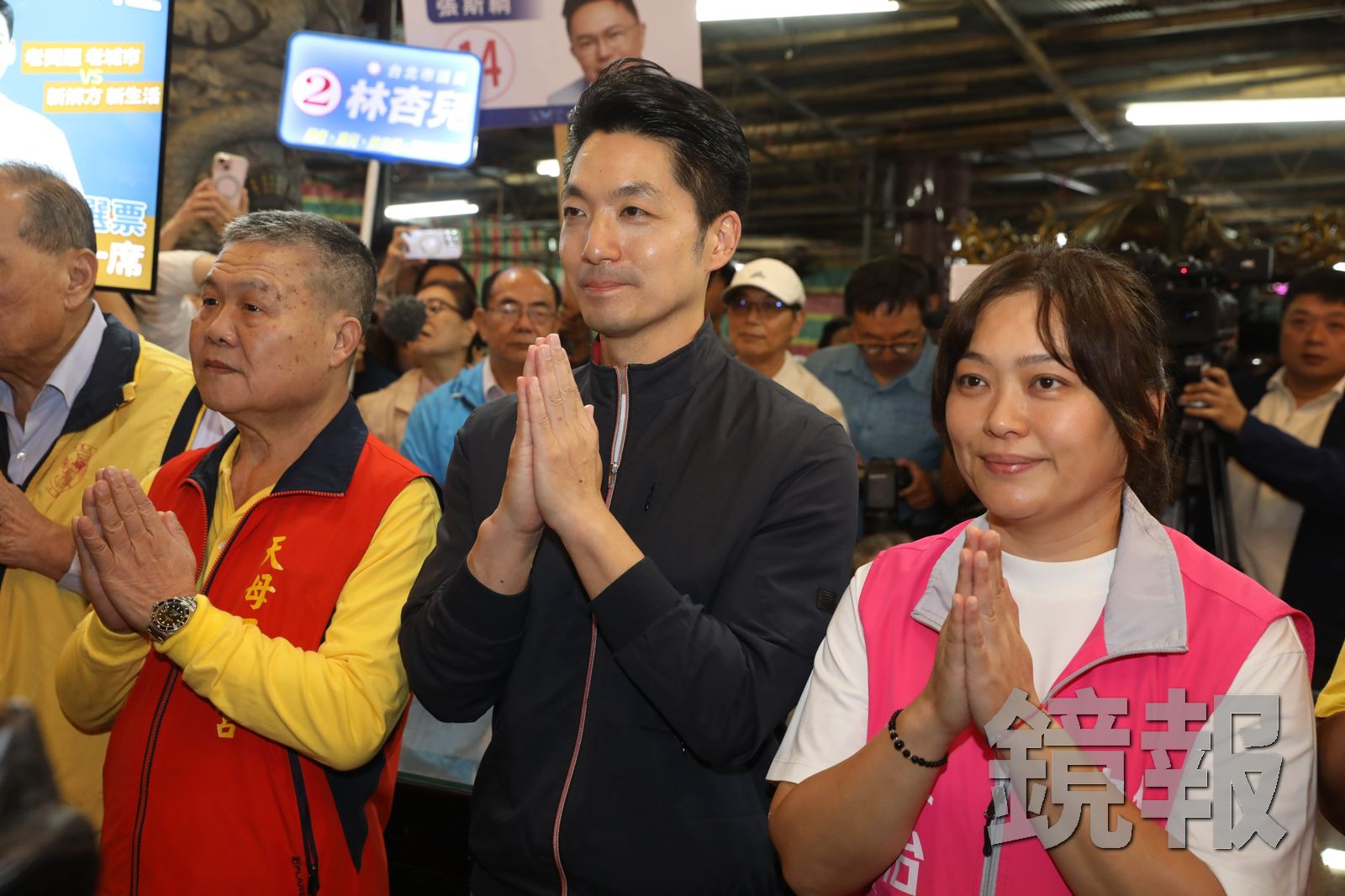蔣萬安今(28日)晚間到天母三玉宮參拜。攝影林煒凱
