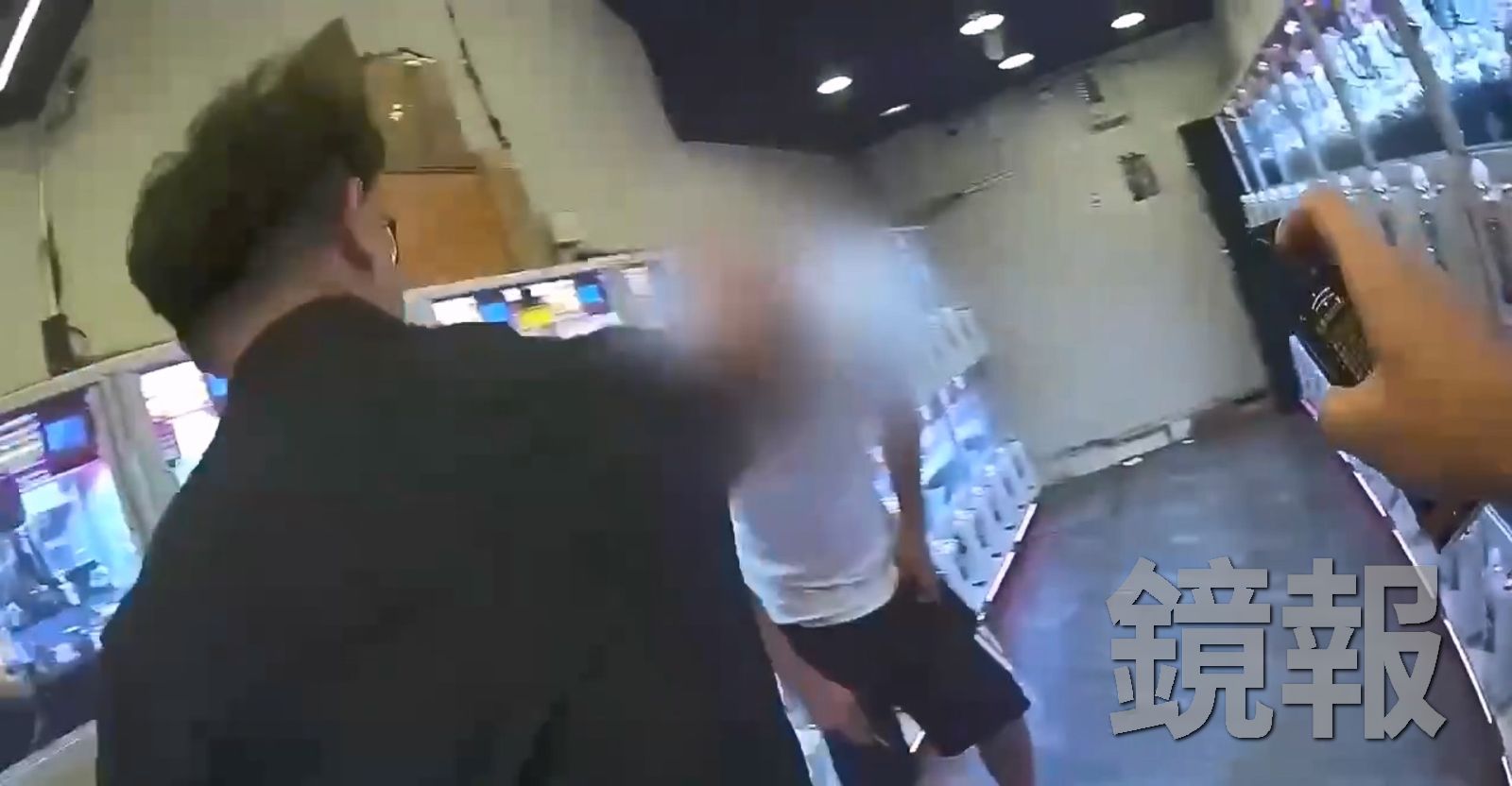 賴嫌從口袋取出老虎鉗意圖反擊,警員立即噴撒辣椒水壓制。圖/民眾提供