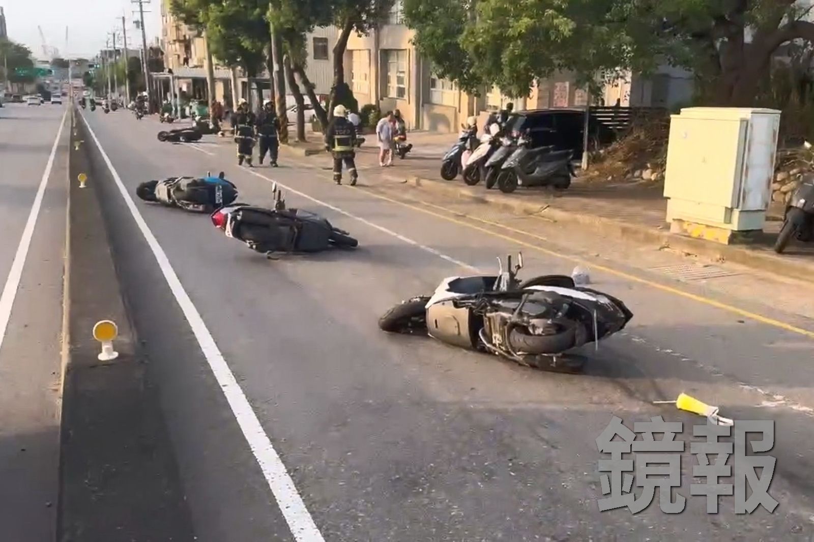 5輛機車在沙鹿區台灣大道七段發生連撞車禍,造成6女受傷送醫,事故現場機車倒了一地。圖/台中市消防局提供