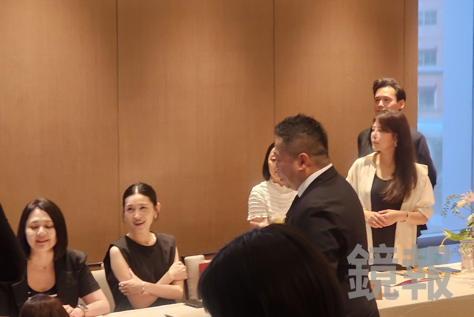 管罄(左2)與倪安東(後右1)夫婦出席林逸欣婚禮,管罄還自願收禮金。田瑜萍攝