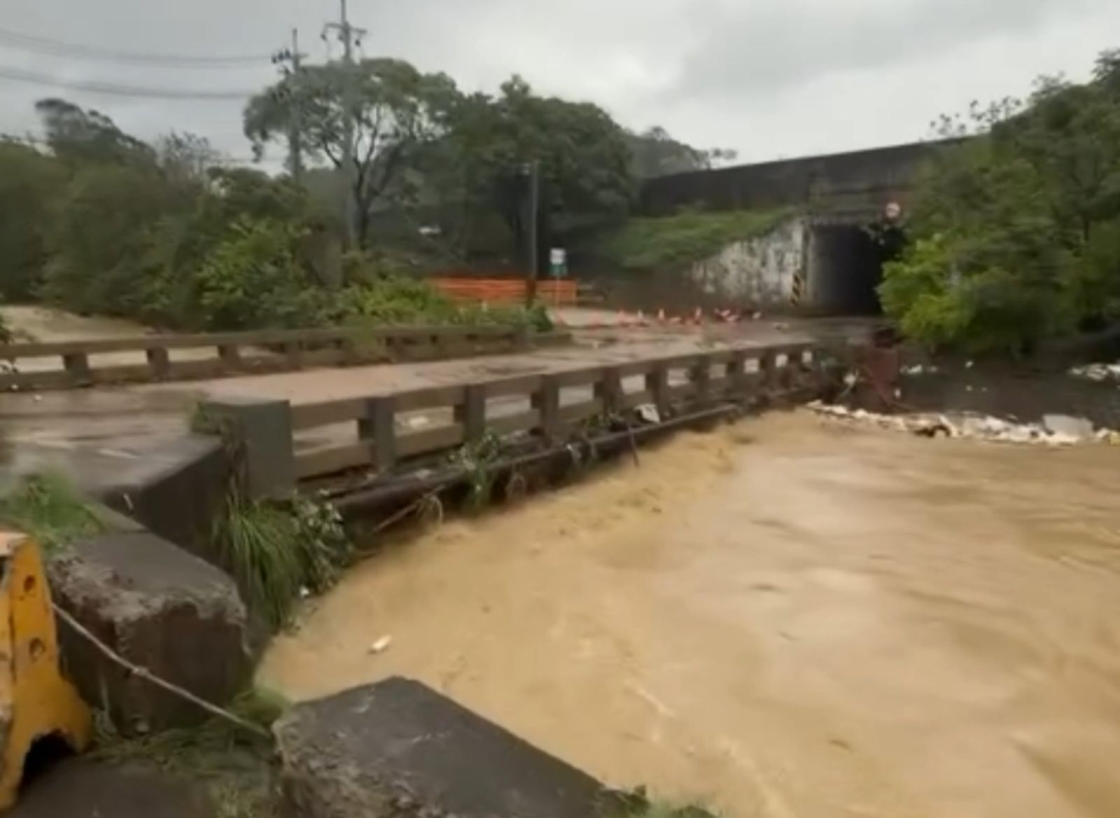 苗栗縣造橋鄉因大雨滂沱，各地傳來淹水災情。圖／翻攝自Threads／0.juannn_