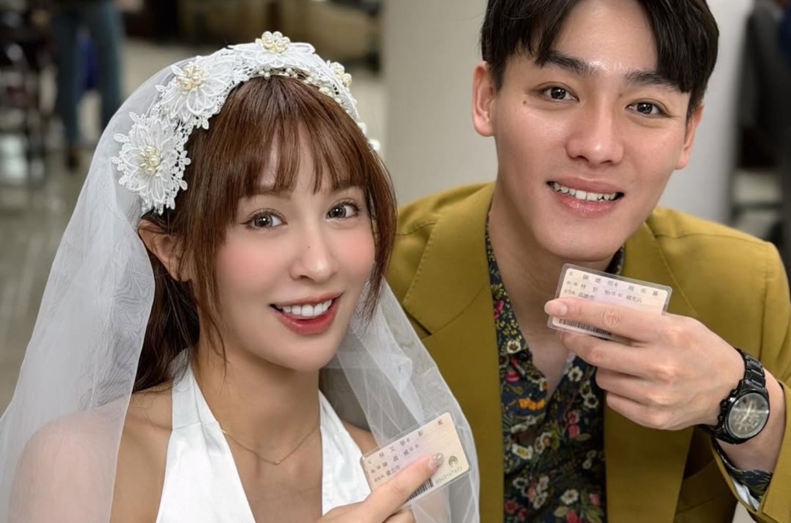 和陳晨威閃婚！啾啾甜曬登記照「背號藏玄機」：光速神威不是假的　