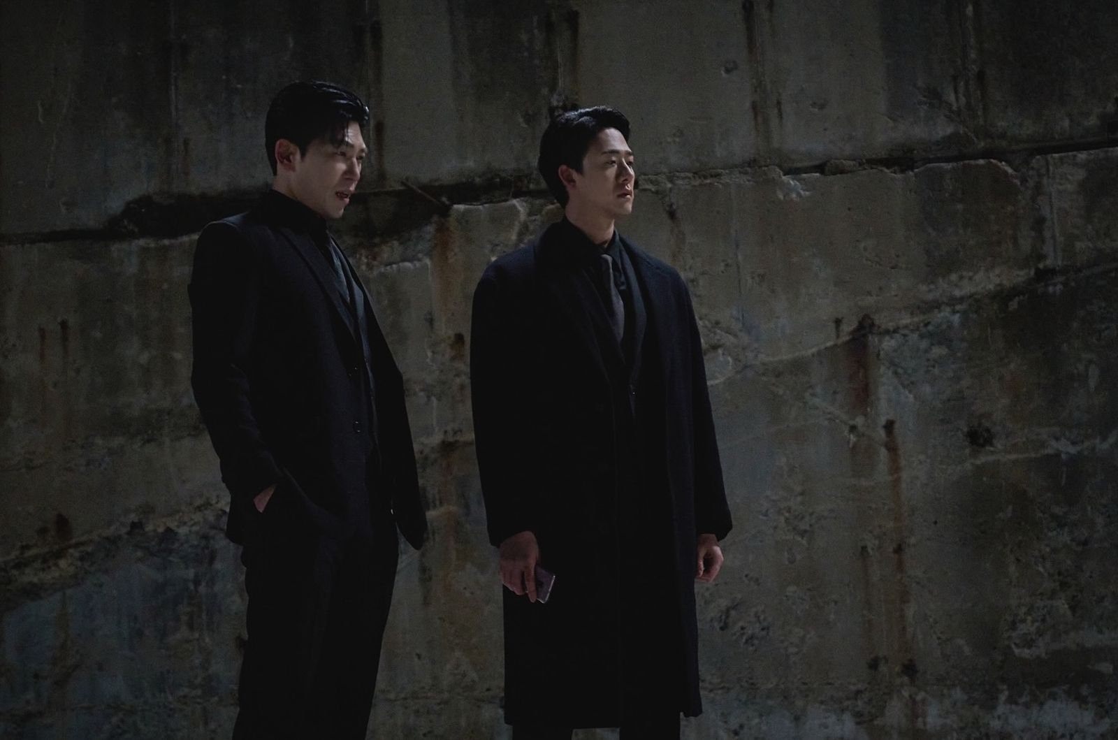 近期，車炫承（右）在韓劇《斷罪》中飾演池承炫（左）的貼身秘書劉勝一角。翻攝Instagram @502bright