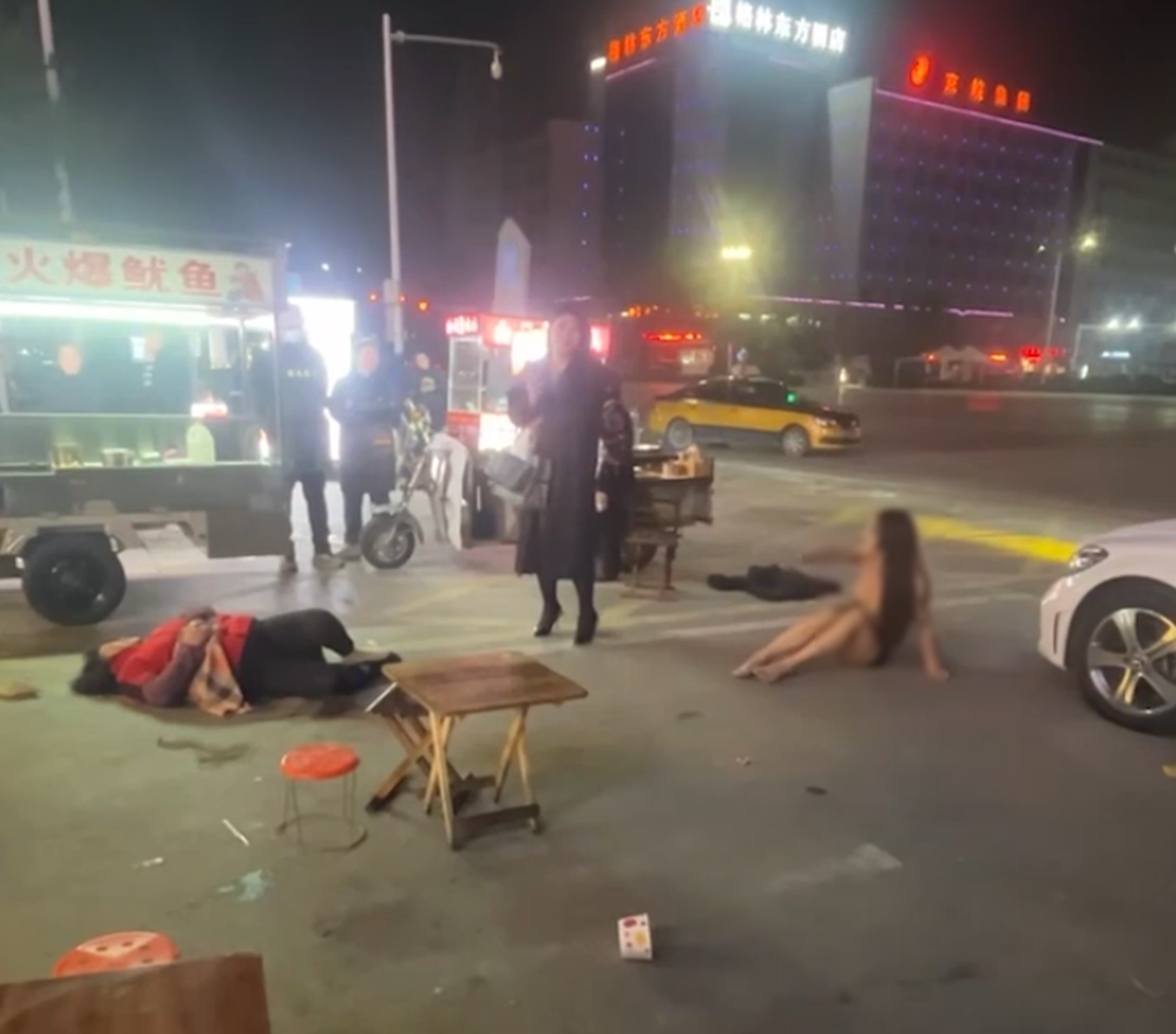 這場騷動過大,引來附近民眾圍觀。圖/翻自《黑料網》