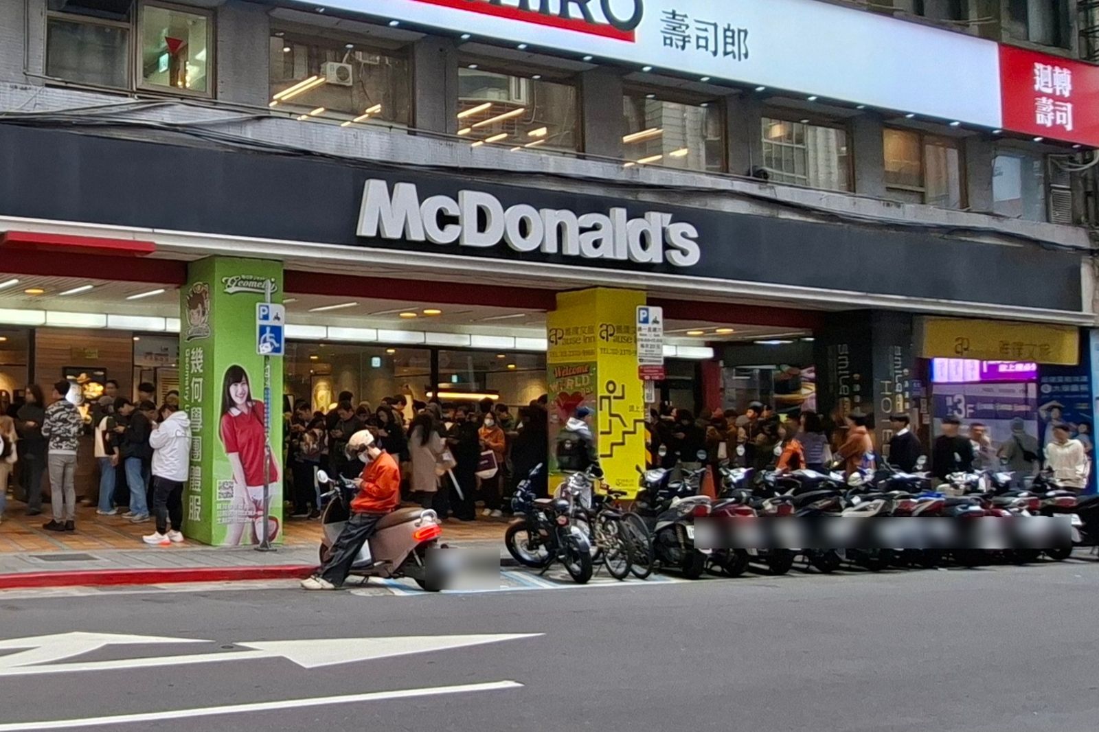 等了9年...麥當勞奶昔回歸！民眾目測200人排隊嚇傻：以為大明星來
