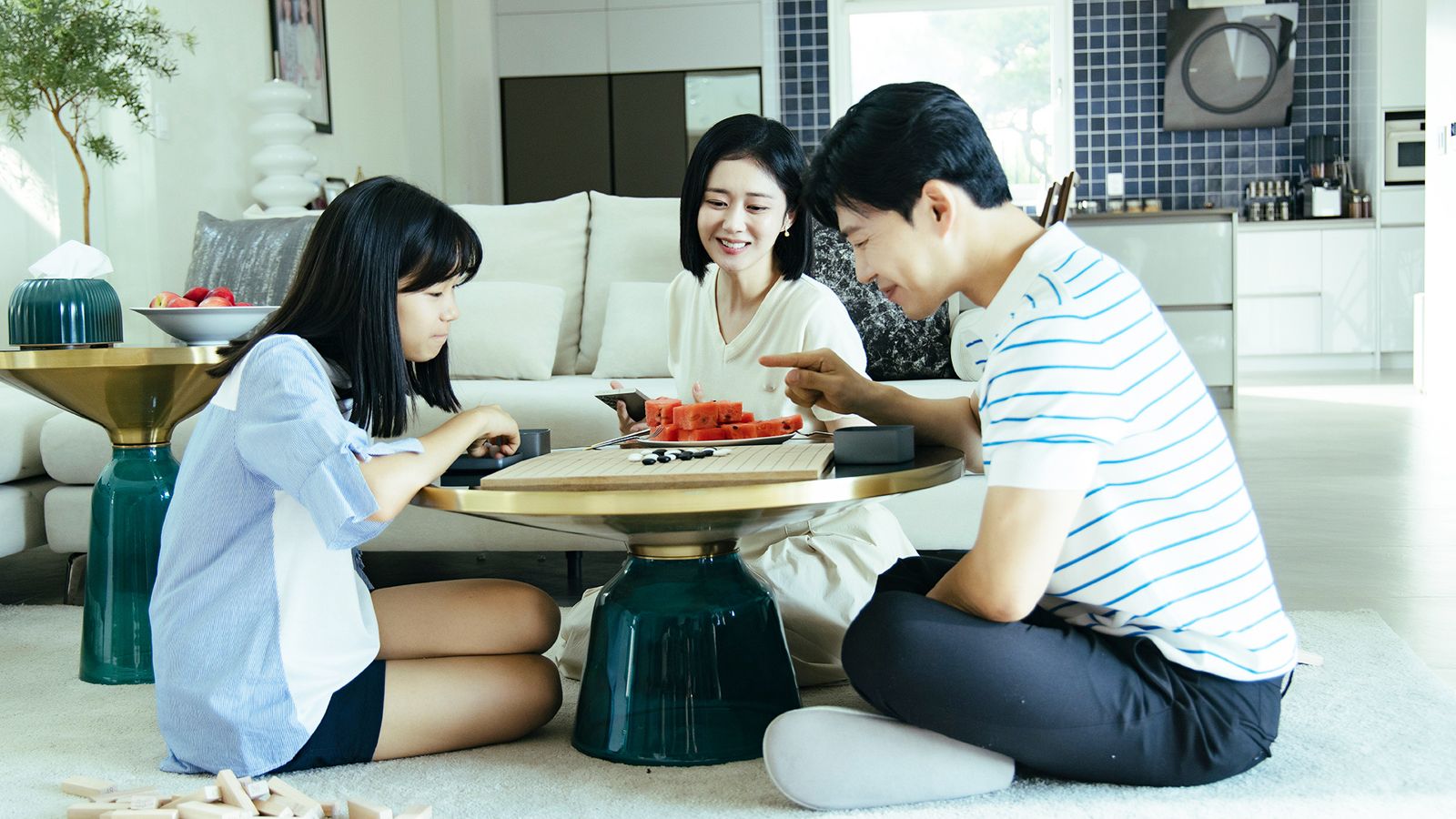 張娜拉(中)劇中飾演離婚律師,沒想到卻遭老公搞外遇,原本和樂的家庭一夕破滅。龍華影劇台提供