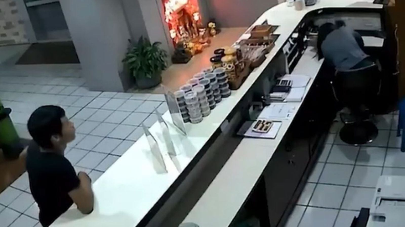 里提康趁威琳在櫃檯入睡期間對其襲擊。圖／翻攝自X