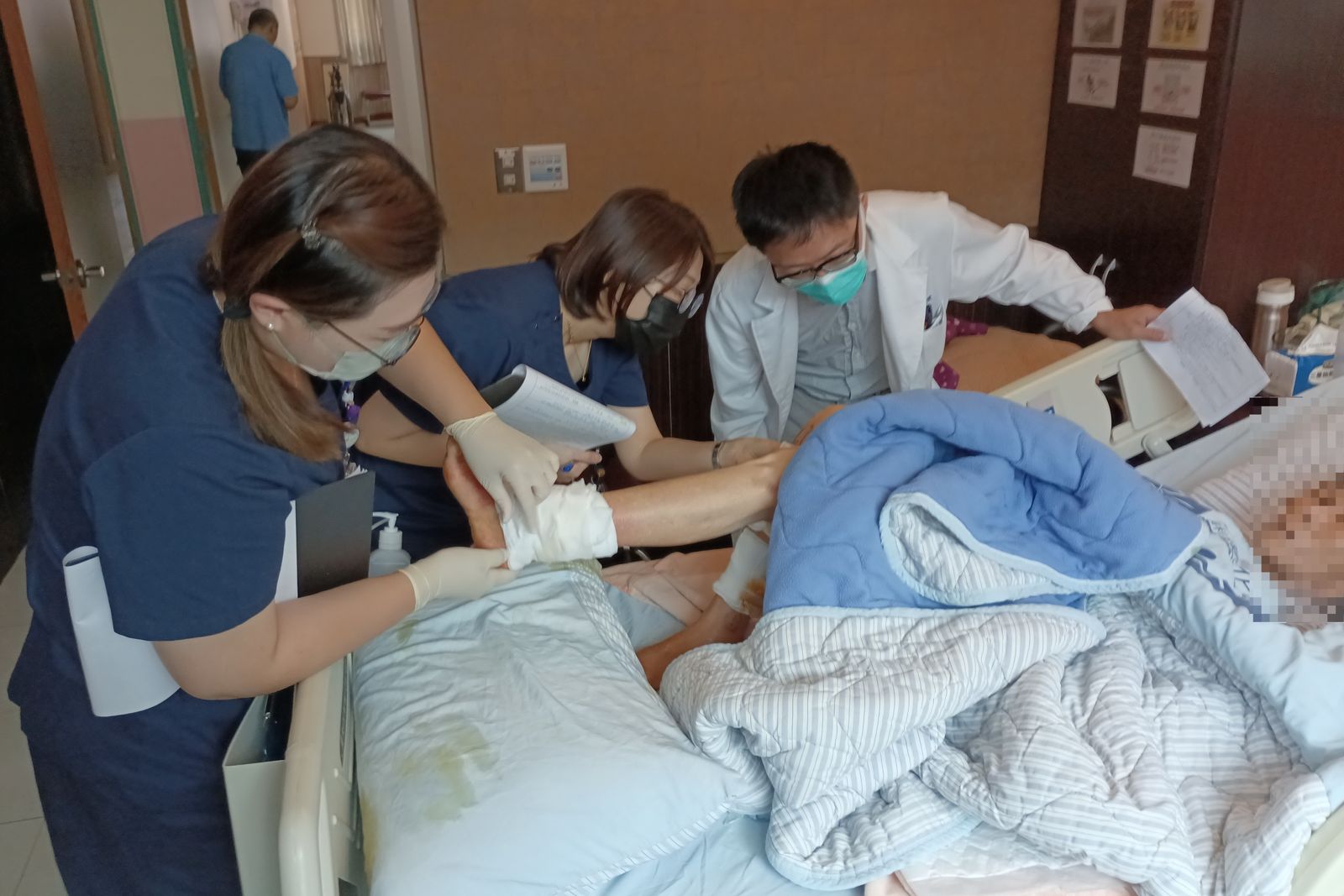 7旬嬤遭3惡犬圍攻傷口見骨　養雞場業者駁「不是我養的」仍被函送