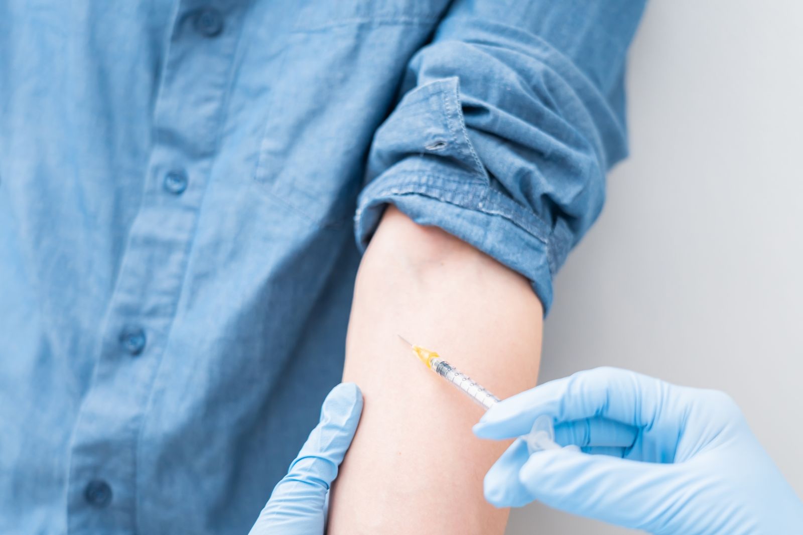 產檢變獻血?孕婦「一次狂抽18管」 崩潰喊:護士硬按著手臂擠血