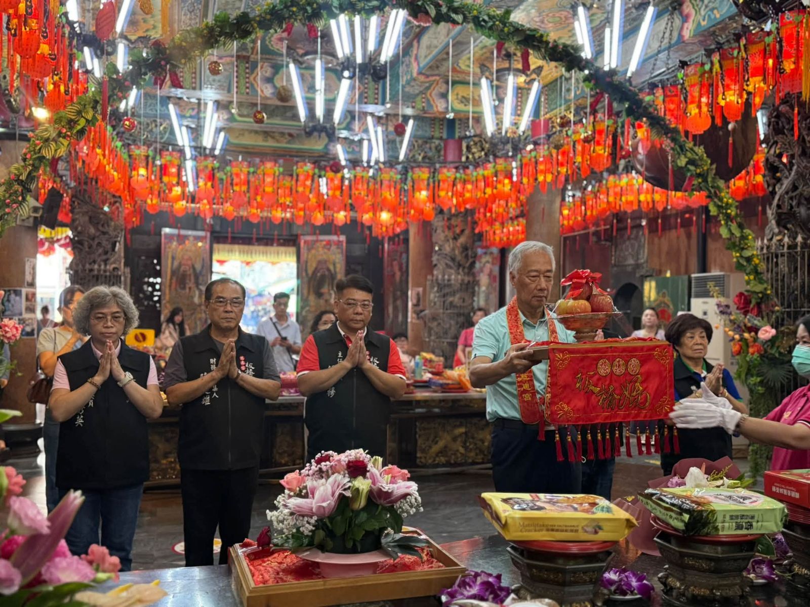 郭台銘(前)生日當天到板橋慈惠宮參拜。圖/翻攝自板橋慈惠宮臉書