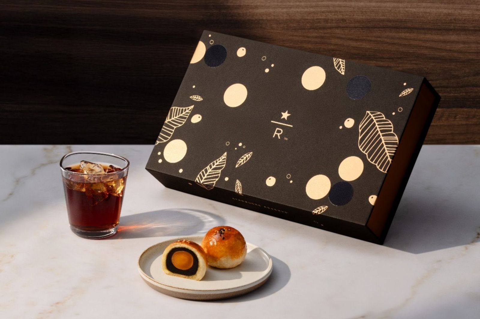 星巴克與甜點名店法朋聯名推出「典藏綜合蛋黃酥禮盒」。（1,380元／盒）