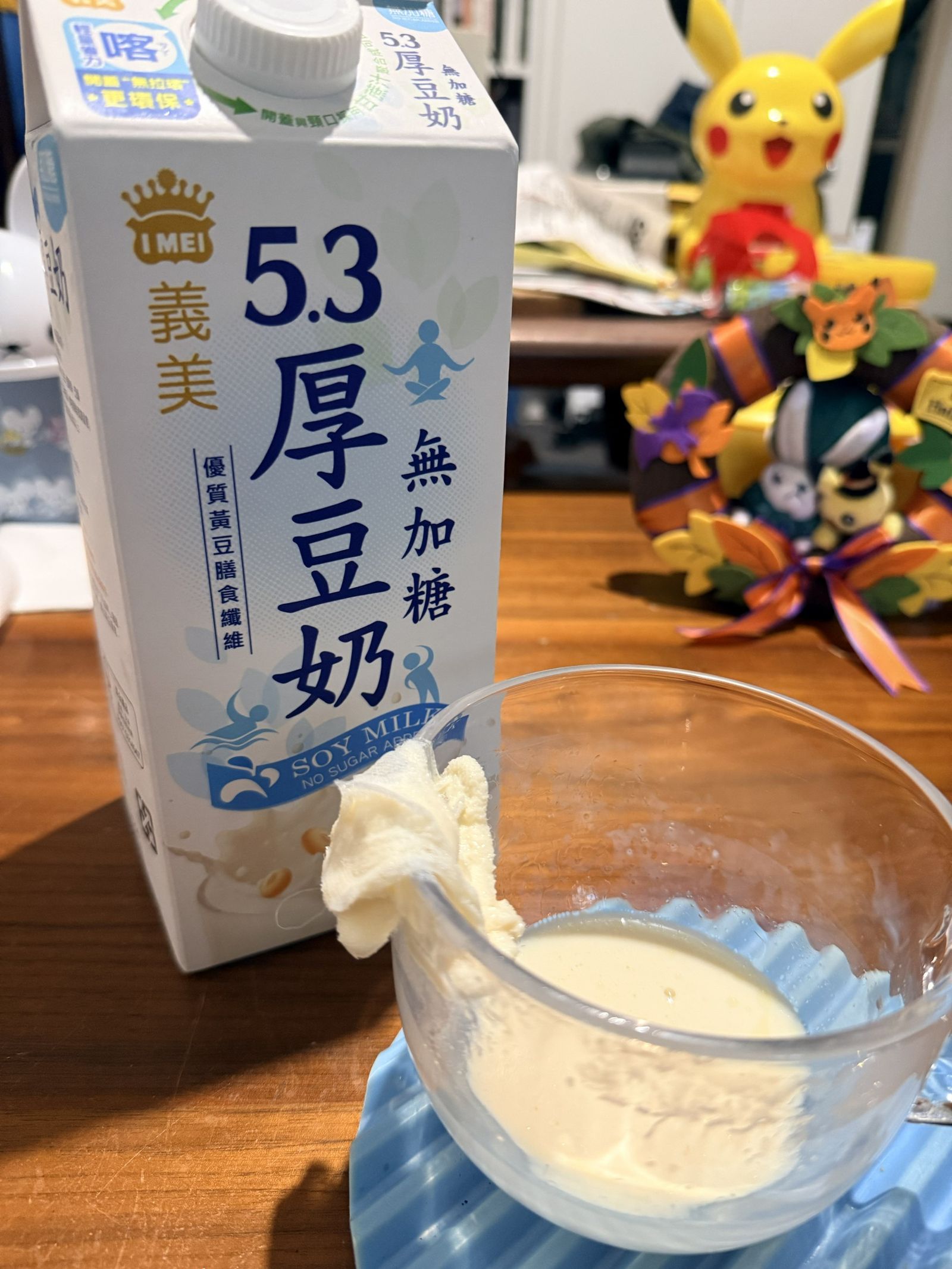 何男指控義美豆漿開罐後赫然出現不明網狀物品。讀者提供