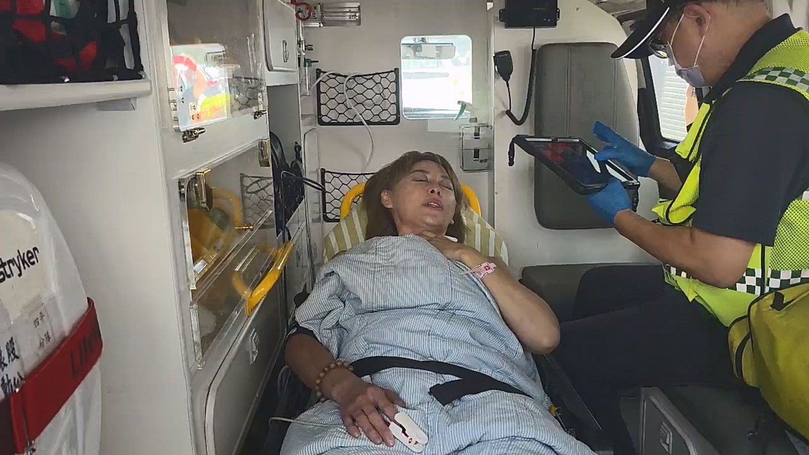 李沛綾被抬上救護車後情緒依舊激動。讀者提供