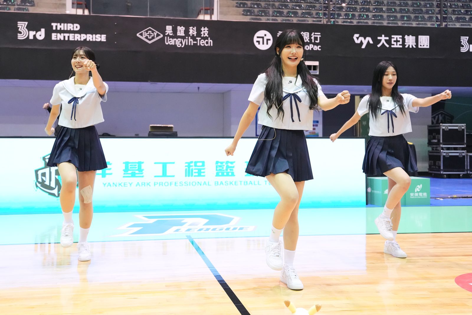 洋基女孩變身制服學生！崔洪邏領軍「韓式體操」　60砲哥放下相機整齊開跳