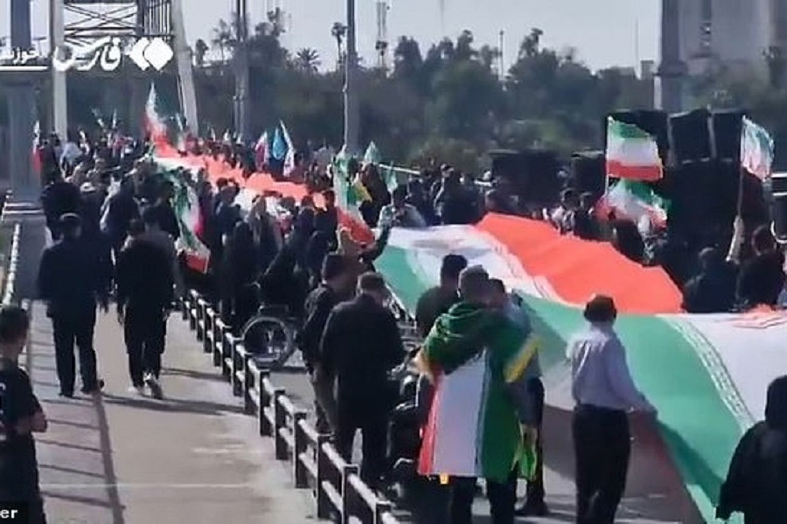 伊朗情勒夠狠!讓婦女帶小孩上街築「血肉牆」 逼川普「踏過我屍體」