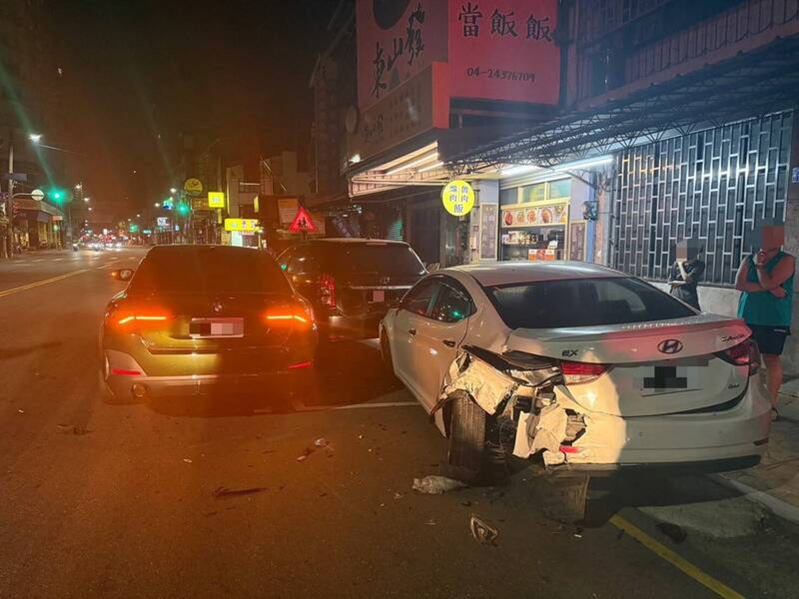 酒醉女駕BMW凌晨暴衝連撞3車　台中北屯街頭一片狼藉　酒測值超標送辦