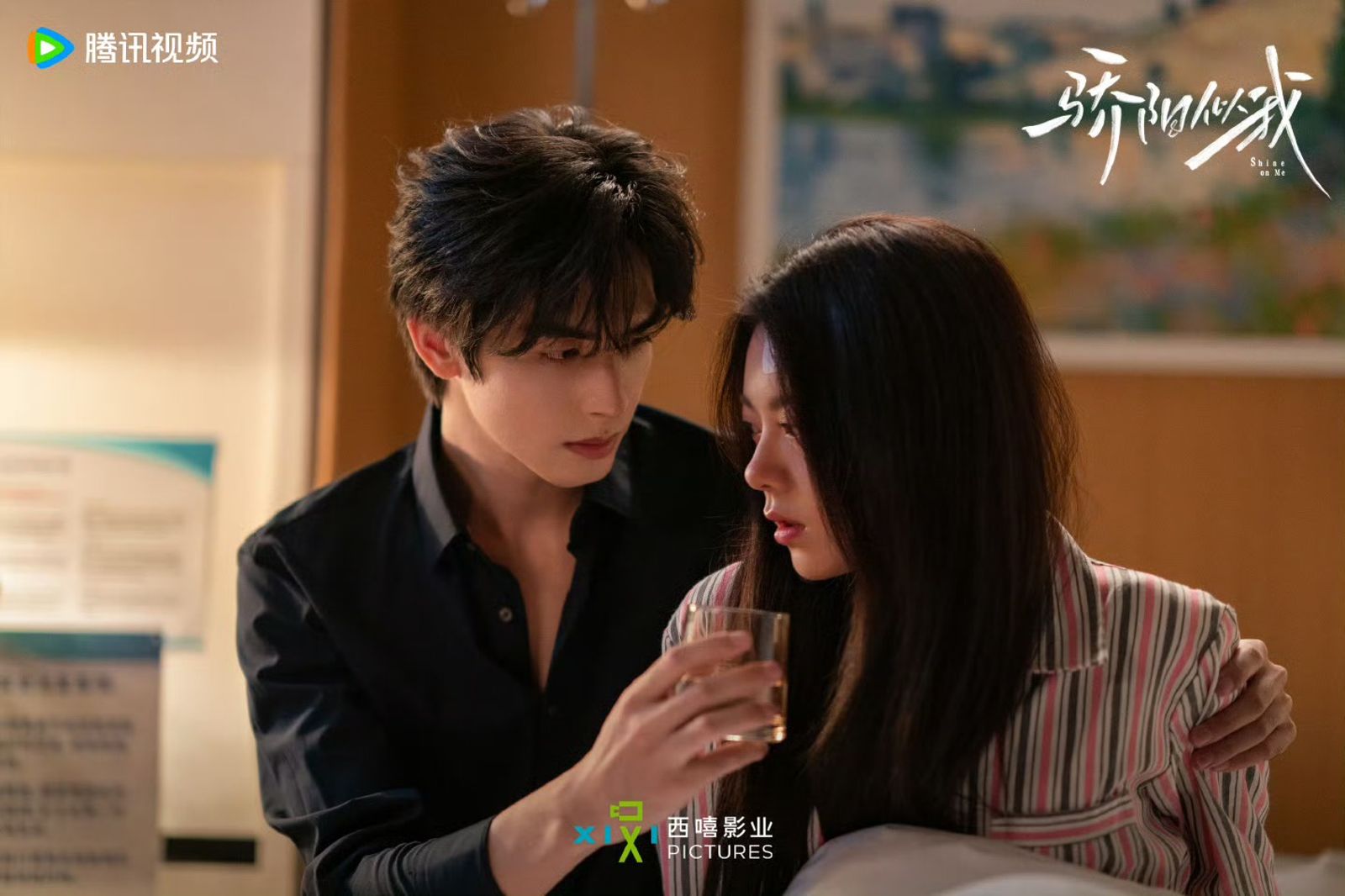 宋威龍(左)劇中照顧受傷的趙今麥。翻攝微博