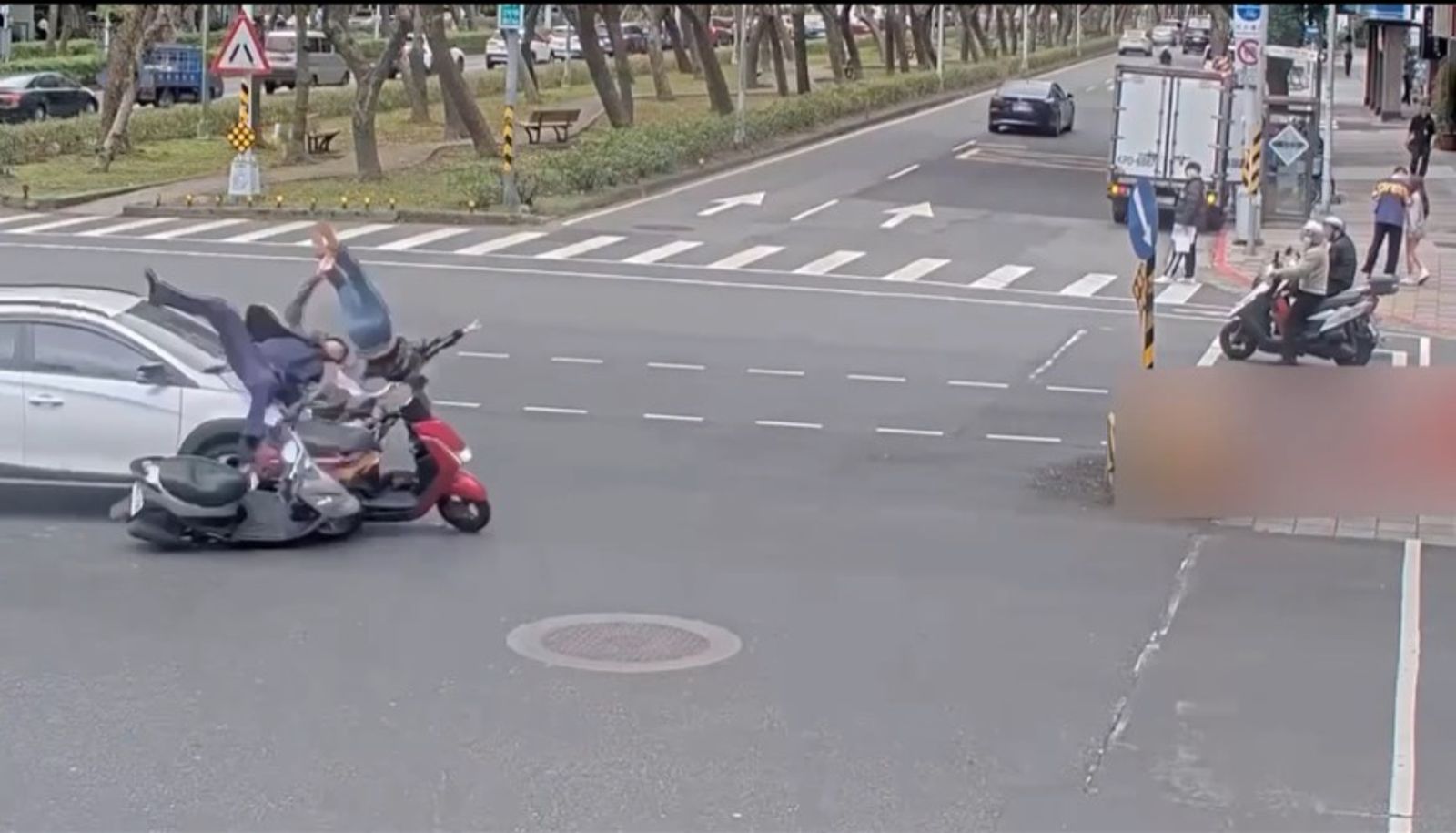 驚悚畫面曝!北市女開車左轉撞對向 2騎士慘變「空中飛人」重摔墜地