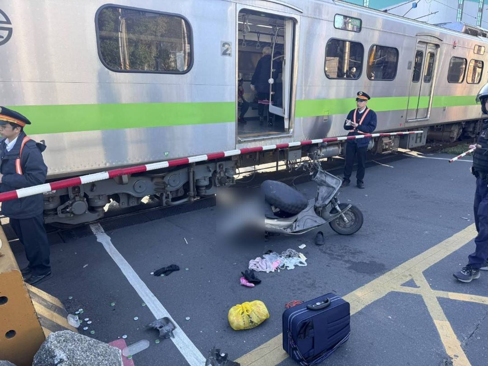 鶯歌8旬翁硬闖平交道　遭火車當場輾斃