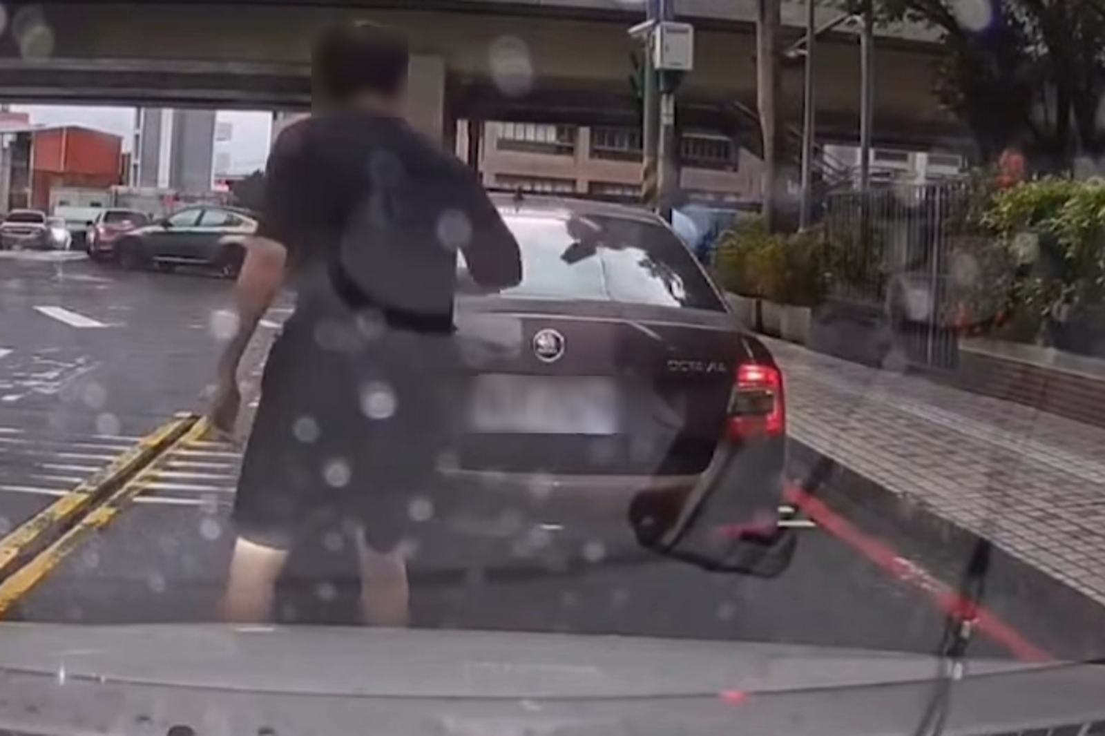 駕駛將前方車輛車牌遮蔽物扯下。圖／翻攝自WoWtchout－地圖型行車影像分享平台