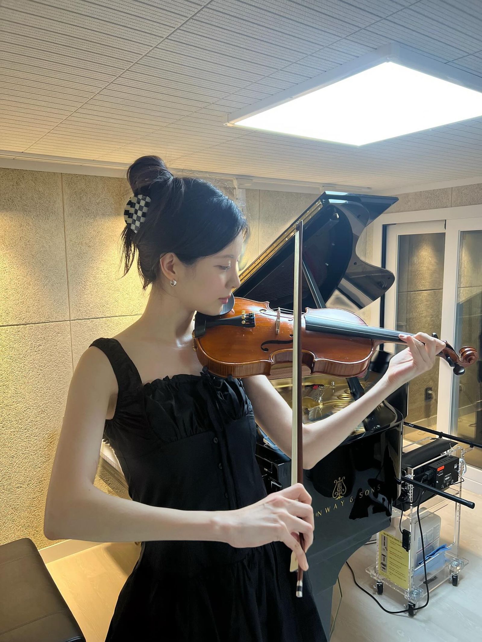 從小學鋼琴的徐玄，最近開始練小提琴。翻攝IG@seojuhyun_s